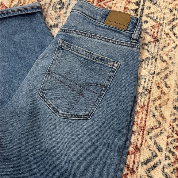 Women’s American Eagle Outfitters Mom Jeans - Picture 2 of 9
